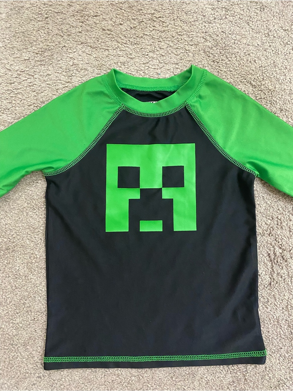 Boys Minecraft Rashguard size 4/5 - Picture 6 of 7